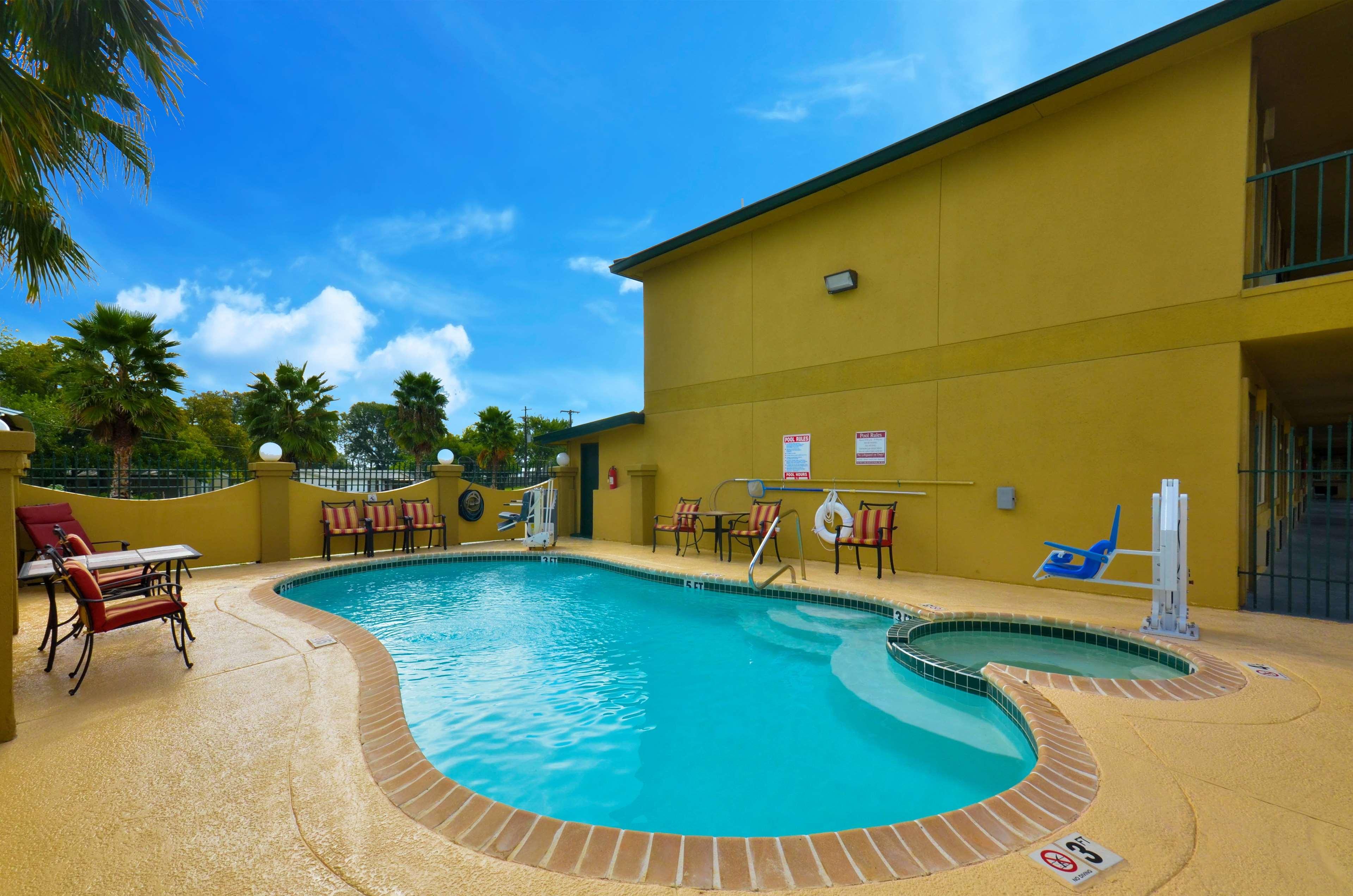 Best Western Executive Inn Hallettsville Buitenkant foto